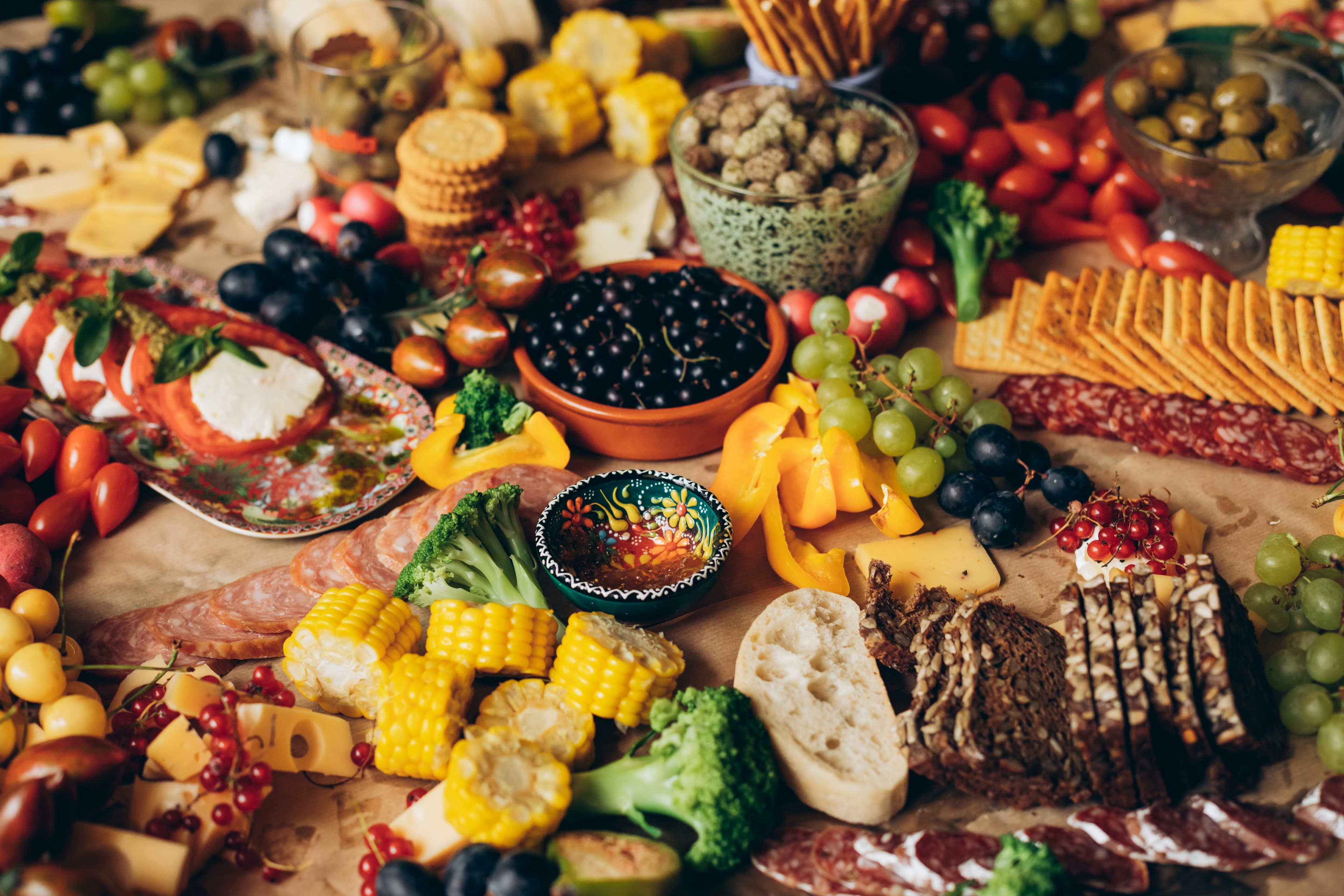 Photo d'un belle table d'aliments sains colorés, pour une bonne nutrition